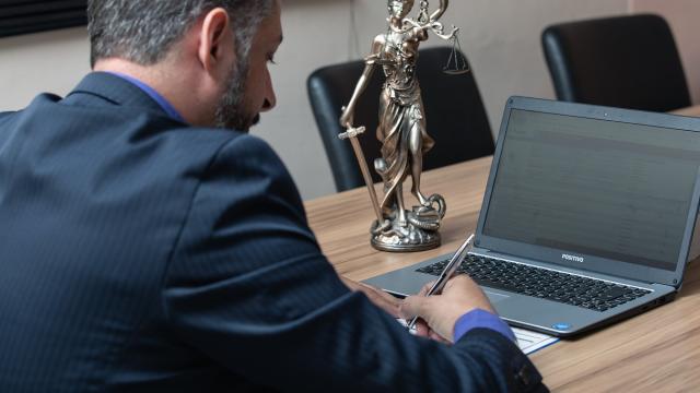 Imagen de archivo de un abogado, ajeno a los hechos relatados en esta noticia, redactando un escrito.