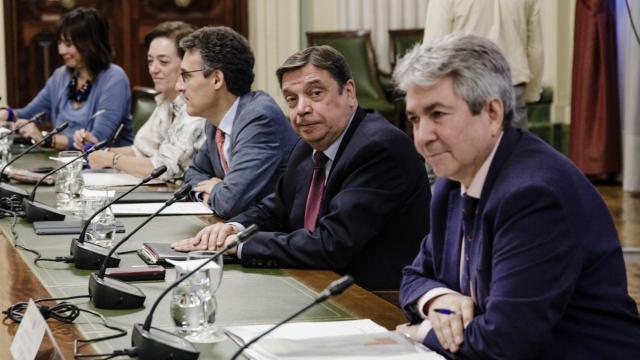 El ministro de Agricultura, Pesca y Alimentación, Luis Planas, y el director del Gabinete del ministro, Miguel Ruiz Gómez, se reúnen con el presidente de la Federación Española de Asociaciones de Productores Exportadores de Frutas y Hortalizas (Fepex) y con el gerente de Freshuelva en la sede del ministerio.