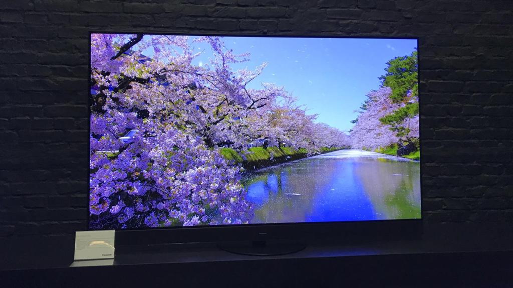 Modelo de 65 pulgadas de la serie MZ1500 de Panasonic.