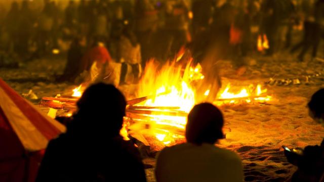 Foto de archivo de las hogueras de San Juan en A Coruña.