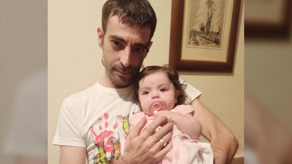 Juan Miguel García, junto a su querida hija, Lucía, en una foto cedida por él mismo a este diario para recabar información sobre el paradero de la menor.
