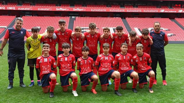 Los jugadores de la U.D. Santa Mariña de Vigo antes de disputarse la semifinal en San Mamés.