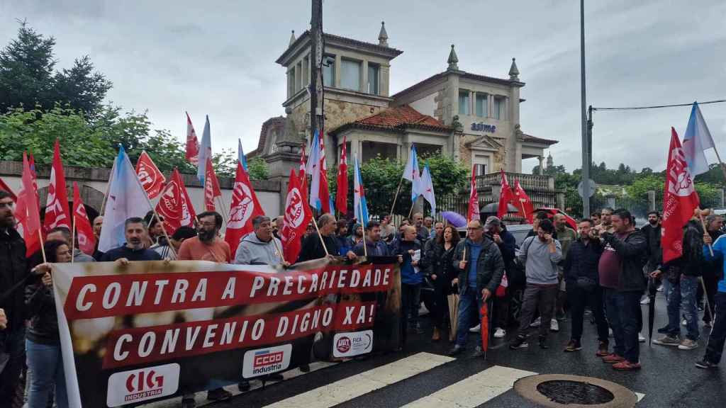 Centenares de trabajadores del metal se concentran ante la patronal en Vigo por sus propuestas ridículas para el convenio.
