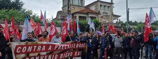 Centenares de trabajadores del metal se concentran ante la patronal en Vigo por sus propuestas ridículas para el convenio.