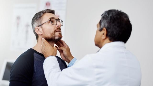 Un hombre con su médico haciéndose chequeo.