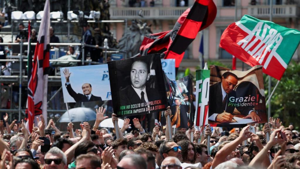 Miles de personas acudieron a la plaza del Duomo para seguir el funeral.