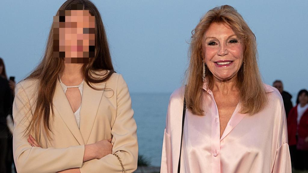 Tita Cervera, con Carmen, una de sus mellizas.