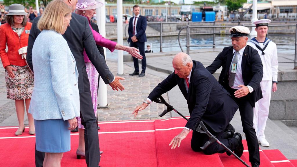 Harald de Noruega tropieza al subir la escalera.