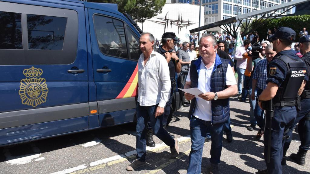 Los sindicatos agrarios presentando el escrito en la Delegación del Gobierno