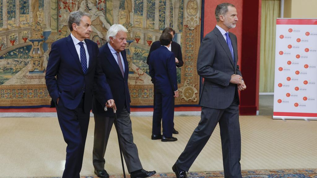 El rey Felipe VI junto a los expresidentes del Gobierno de España José Luis Rodríguez Zapatero y Felipe González.