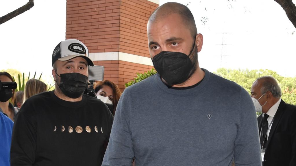 Antonio Tejado junto a Kiko Rivera el día en que despidió a su padre, en mayo de 2021.