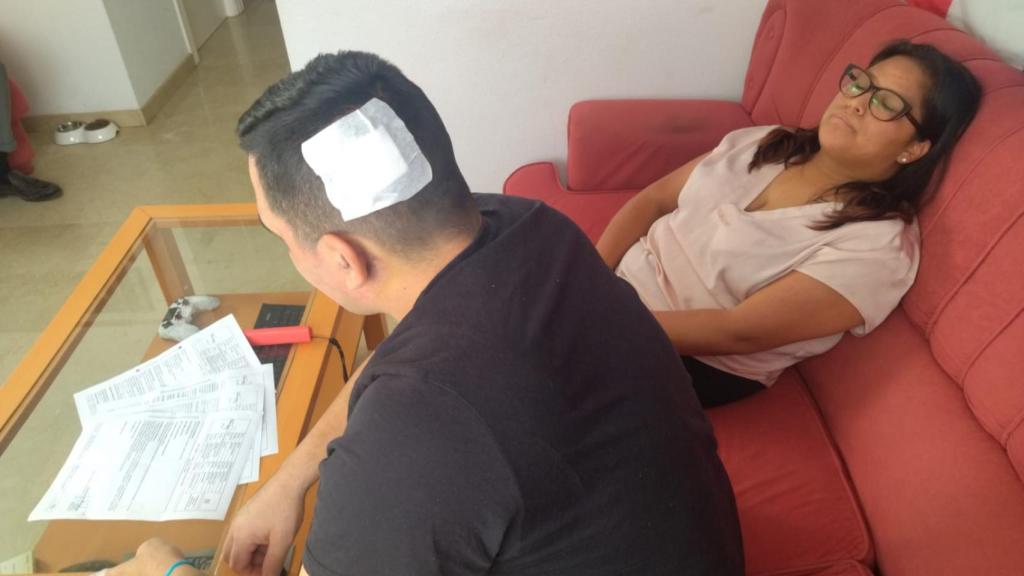 Germán luce un gran apósito en la cabeza para cubrir las nueve grapas que le han puesto.