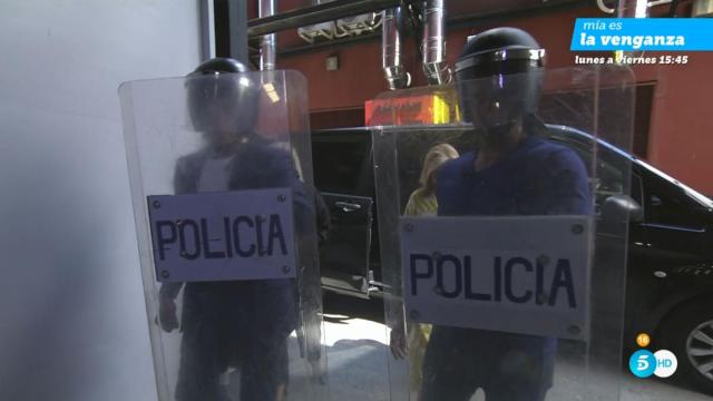 ‘Sálvame’ escolta a Carmen Borrego por los pasillos de Mediaset.