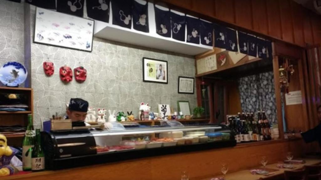 La barra donde se prepara el sushi en Masa Naomi