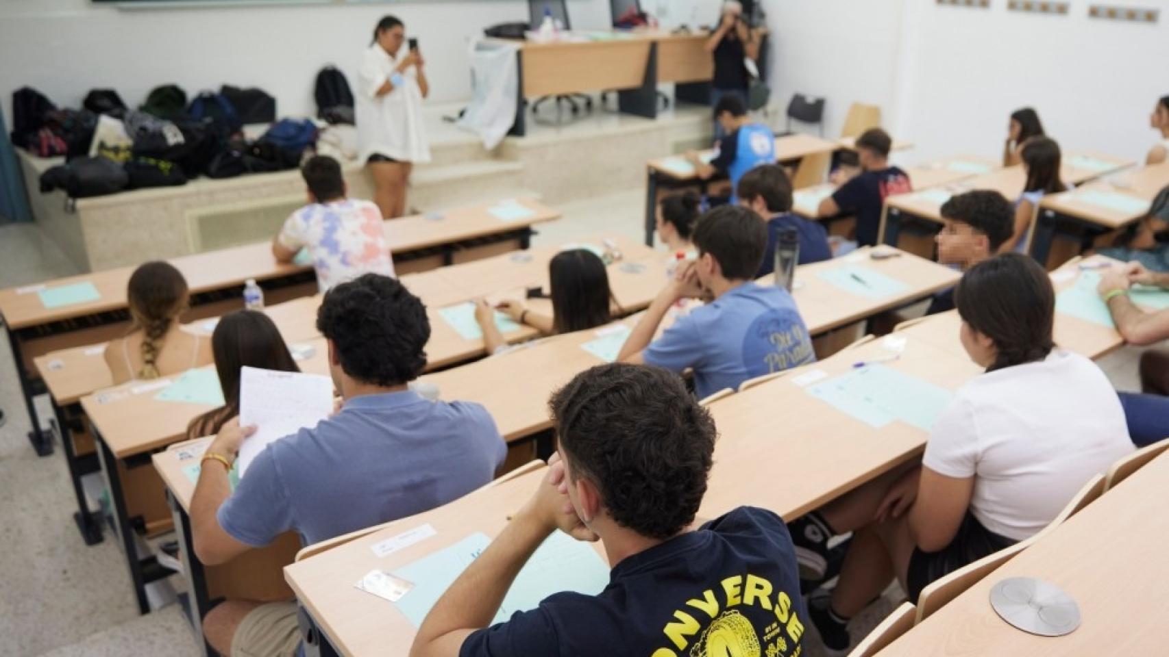 Varios alumnos realizando un examen de Selectividad.