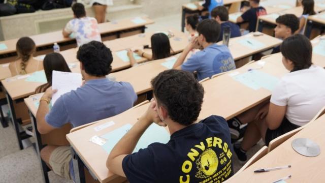 Varios alumnos realizando un examen de Selectividad.