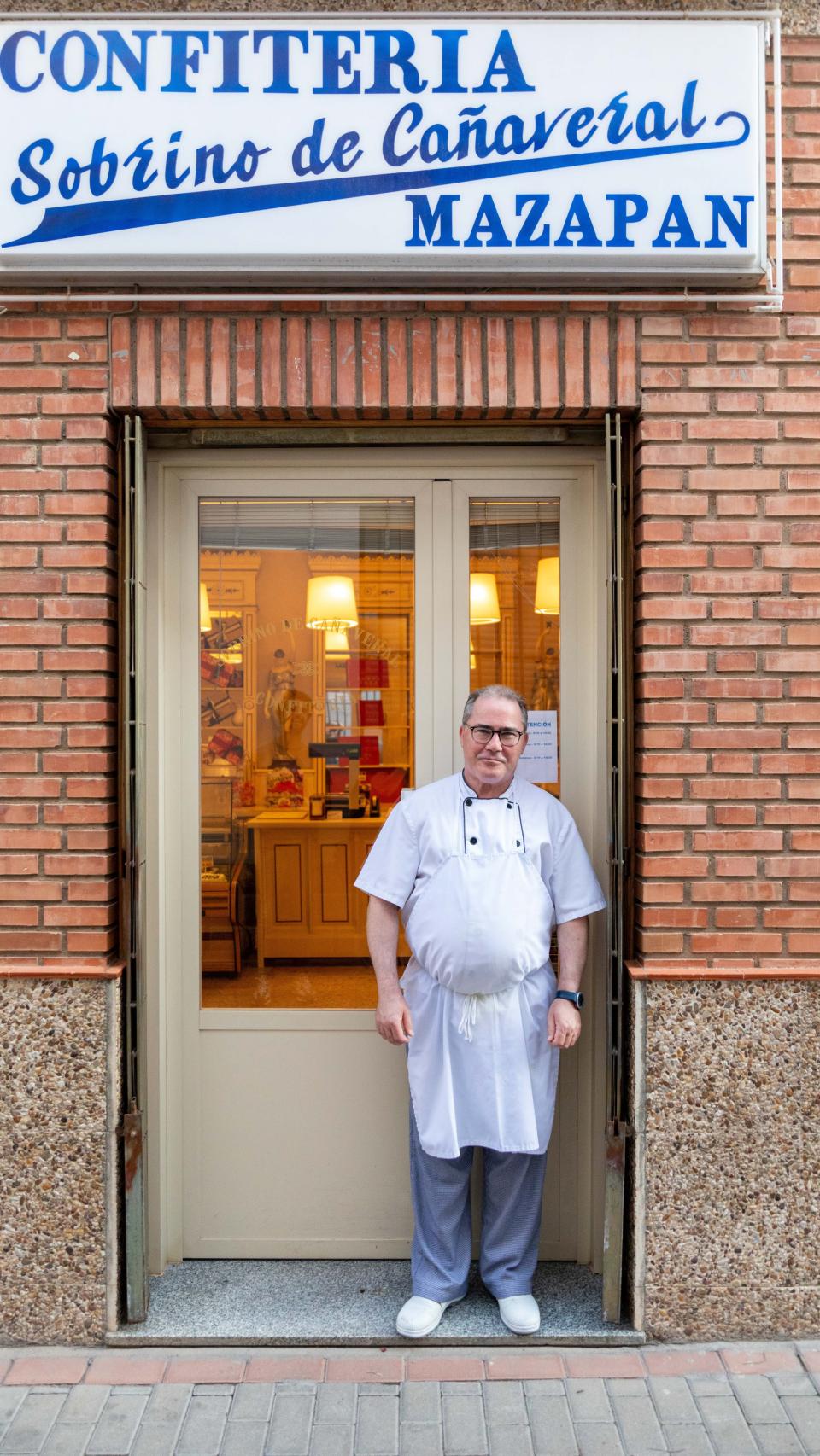 Juan José Fernández Cañaveral en la puerta de su confitería