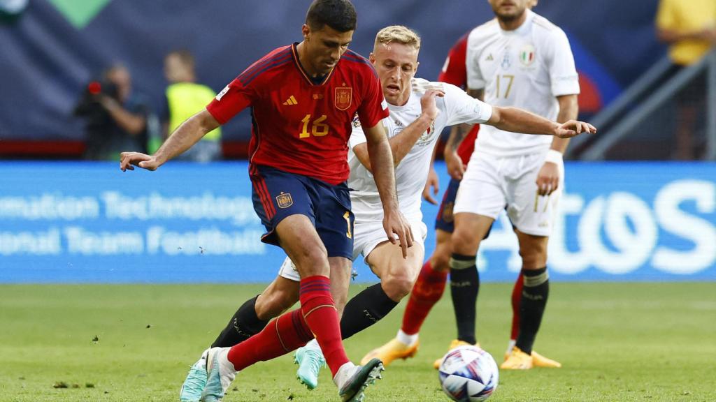 Rodri y Fratessi, en el España - Italia de semifinales de la Nations League