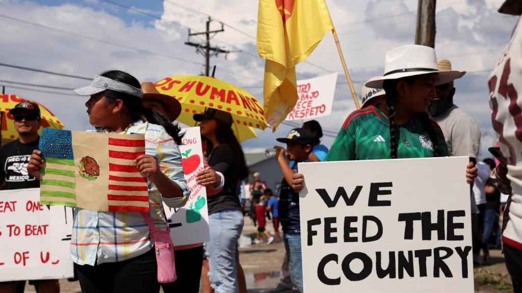 Dos niñas sostienen pancartas contra el proyecto de ley SB 1718, el pasado 1 de junio en Immokalee (Florida).
