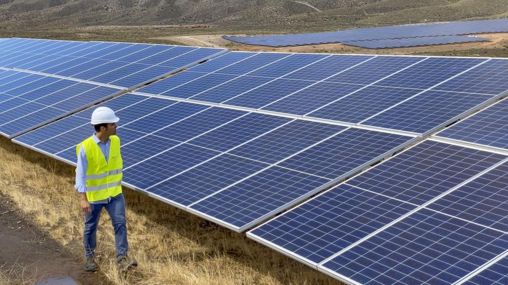 Un técnico revisa una de las plantas solares de Aquila Clean Energy en España.