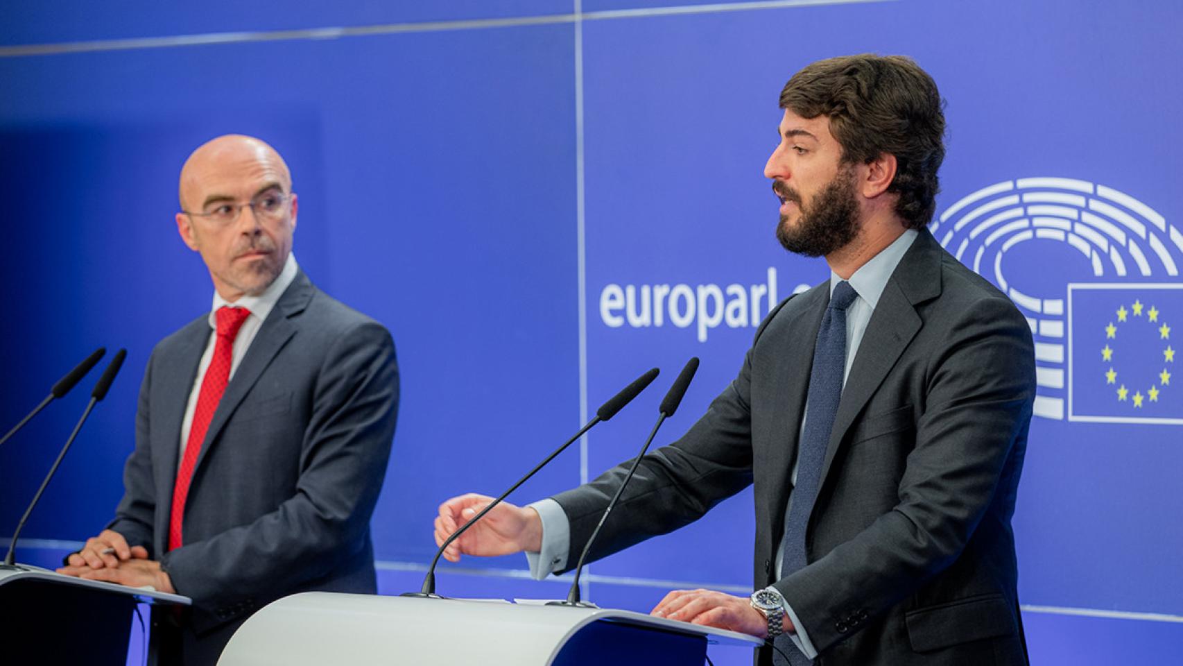 El jefe de la delegación de Vox en el Parlamento Europeo, Jorge Buxadé, y el vicepresidente de la Junta de Castilla y León, Juan García-Gallardo; en su comparecencia