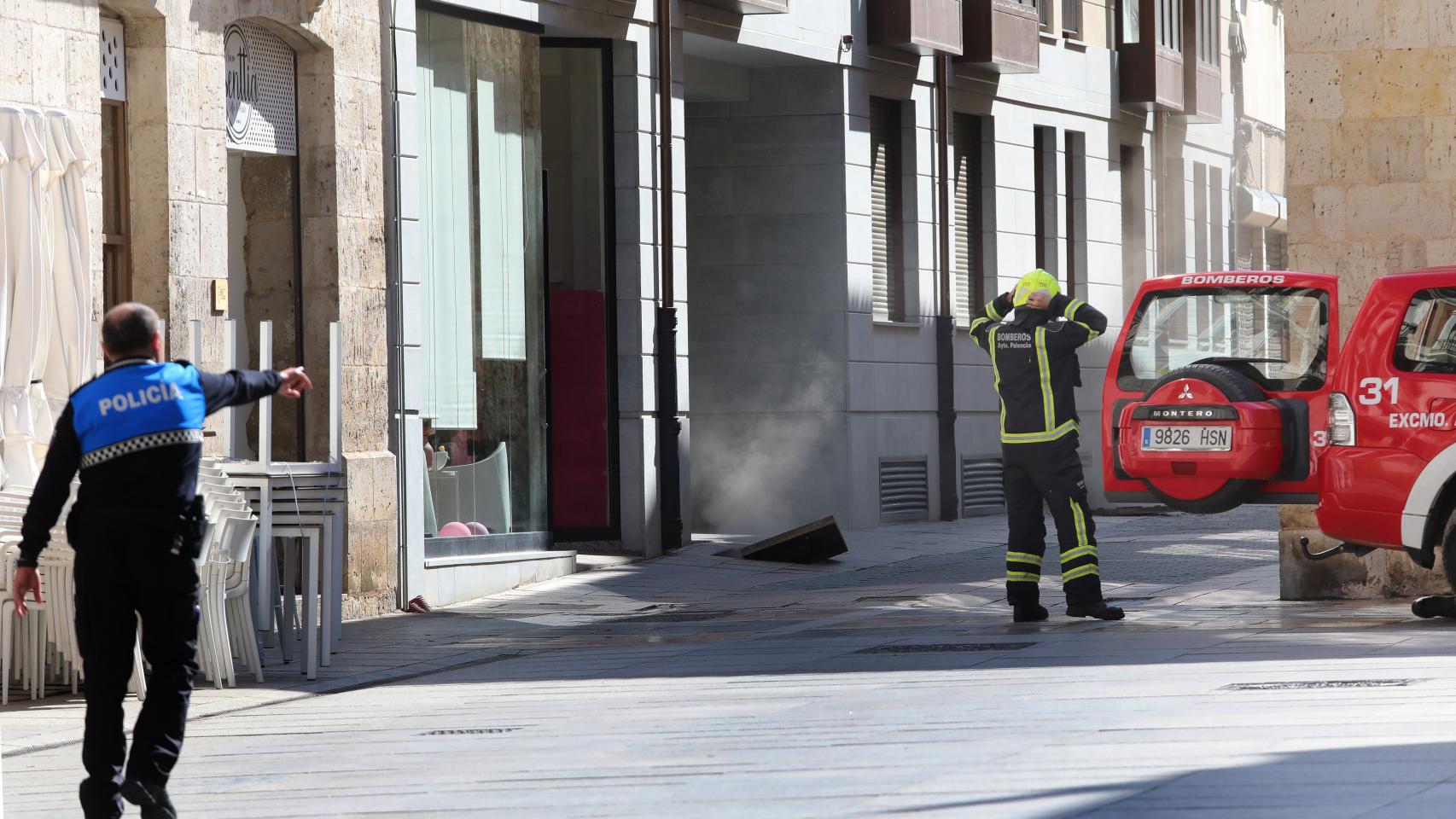 Imagen de la Policía Local y los bomberos interviniendo en el lugar de la explosión