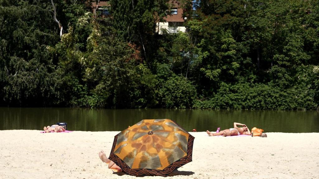 Una mujer en la Playa de las Moreras de Valladolid