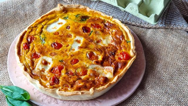 Quiche de tomates, parmesano y albahaca. Una receta fácil para hacer con niños.