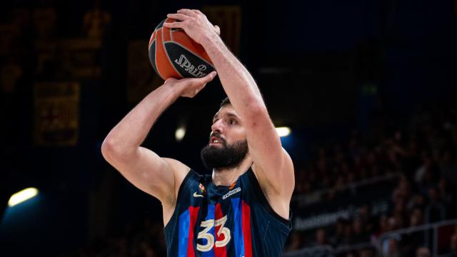 Mirotic realiza un lanzamiento a canasta con el Barcelona.