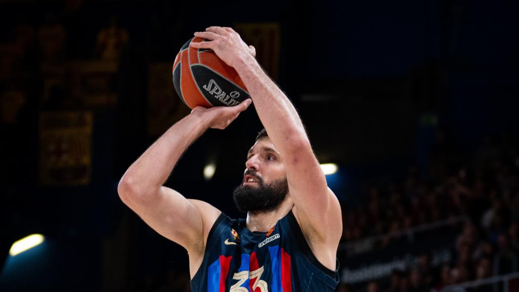 Mirotic realiza un lanzamiento a canasta con el Barcelona.