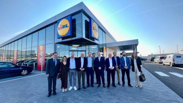 Javier Úbeda, Julián Martín Alcántara y José Manuel Tofiño, entre otros, frente al nuevo supermercado Lidl de Illescas