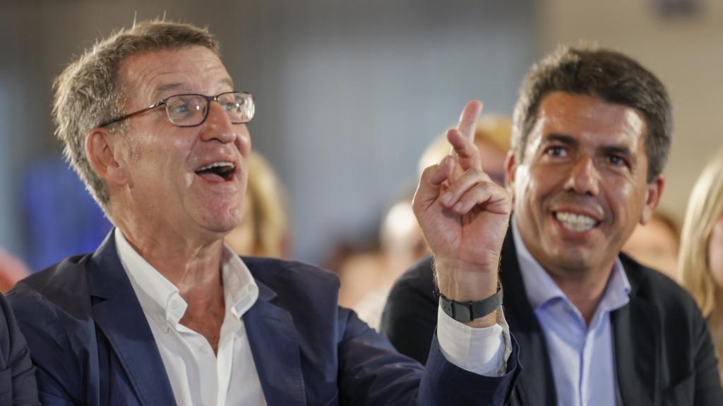 El presidente del PP , Alberto Núñez Feijóo, y el candidato a la Presidencia de la Generalitat valenciana, Carlos Mazón.