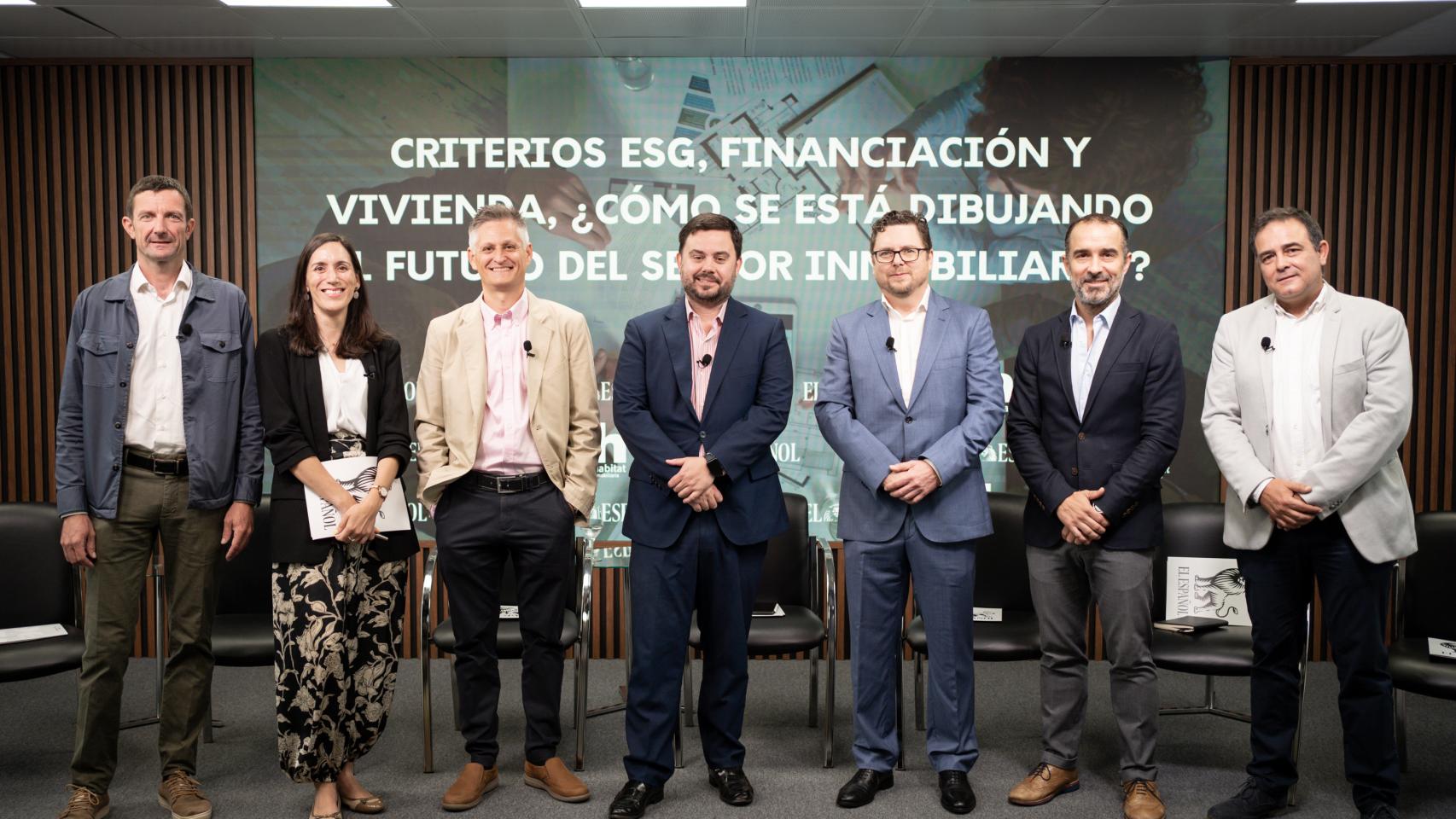 De derecha a izquierda: Bruno Sauer (Green Building Council España), Marta Contreras (KPMG), Juan Antonio Luque (Habitat), Arturo Criado (El Español), Carlos Heijnen (Habitat), Jaime Marín Otero (BBVA), José Andrés Martínez (AENOR)