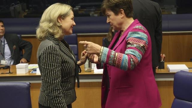 La vicepresidenta Nadia Calviño conversa con la directora del FMI, Kristalina Georgieva, durante el Eurogrupo de este jueves en Luxemburgo