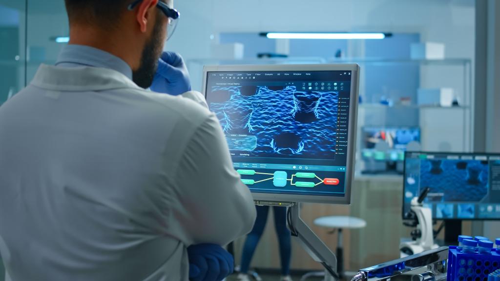 Un científico en un laboratorio analiza una prueba.