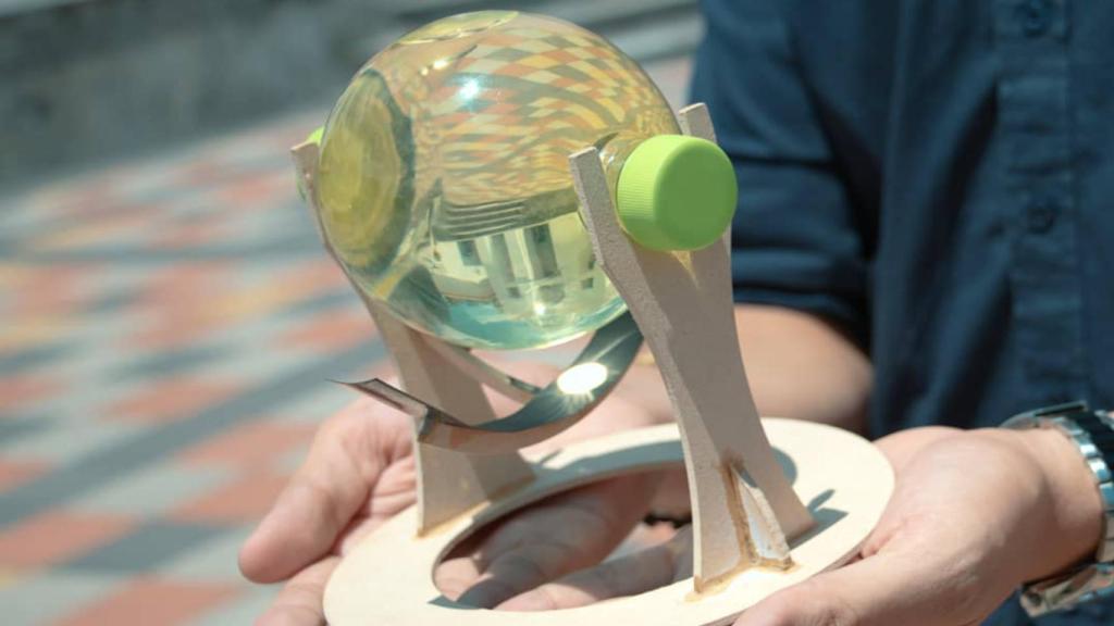 Una persona sujetando la Energy Ball.