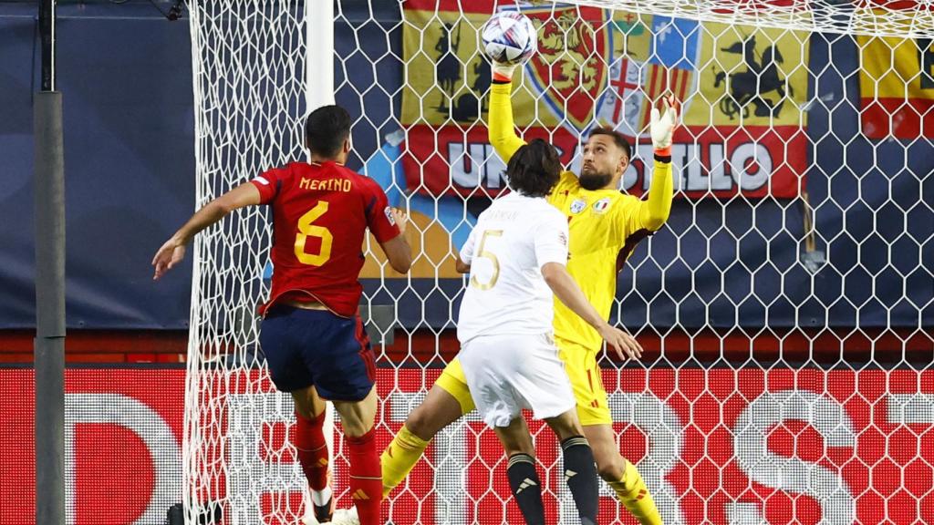 Mikel Merino trata de batir a Donnarumma.