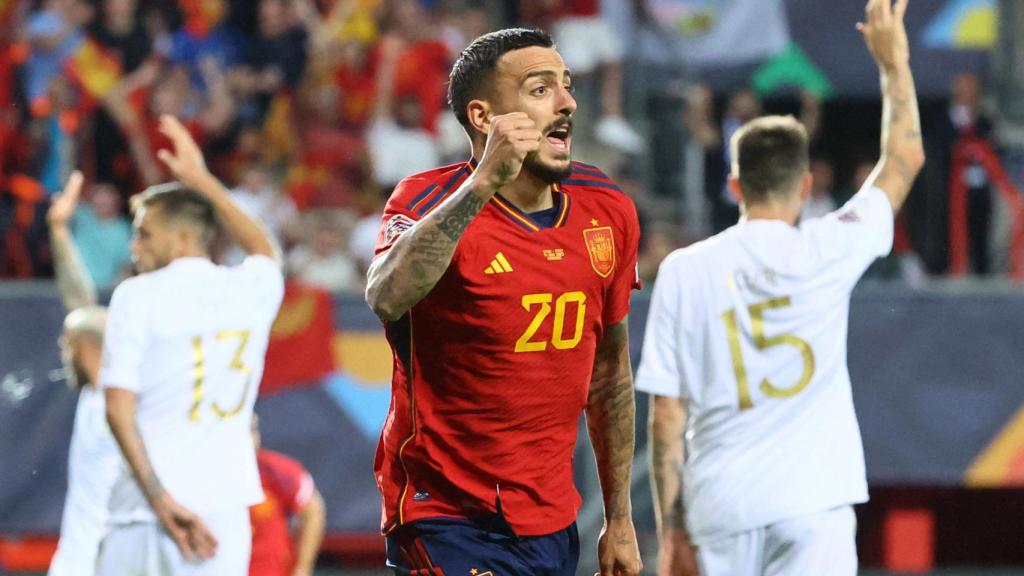 Joselu celebra su gol con el puño cerrado.