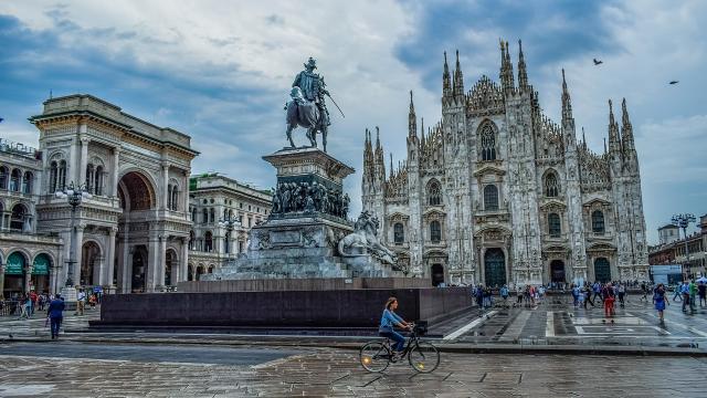 La Piazza del Duomo, con la catedral gótica de fondo.