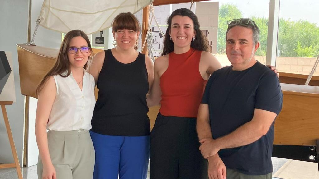 Celia e Isabel con los tutores Lola Sánchez Moya y José Ramón G. de la Cal.