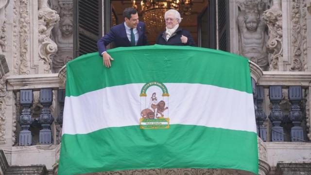 Juanma Moreno junto a Alejandro Rojas-Marcos el Día de la Bandera en un balcón de san  Telmo.