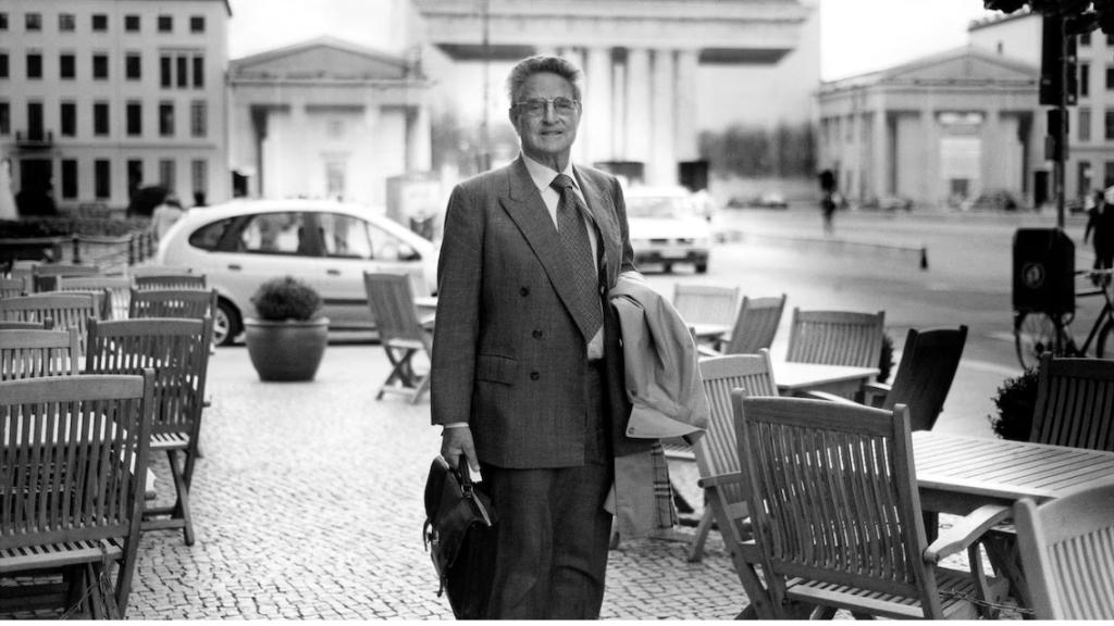 George Soros en la Puerta de Barndemburgo de Berlín en 2004.