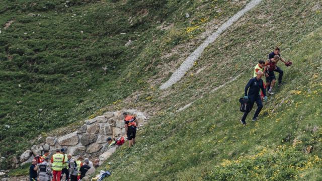 Gino Mäder, atendido por los médicos mientras Sheffield sube por la ladera.