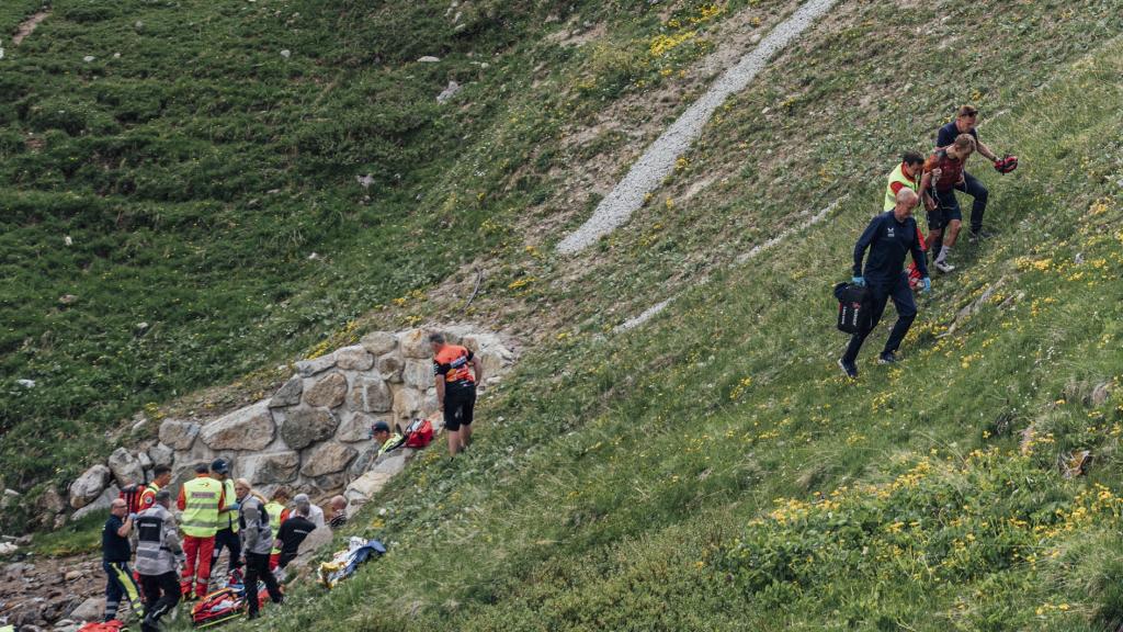 Gino Mäder, atendido por los médicos mientras Sheffield sube por la ladera.
