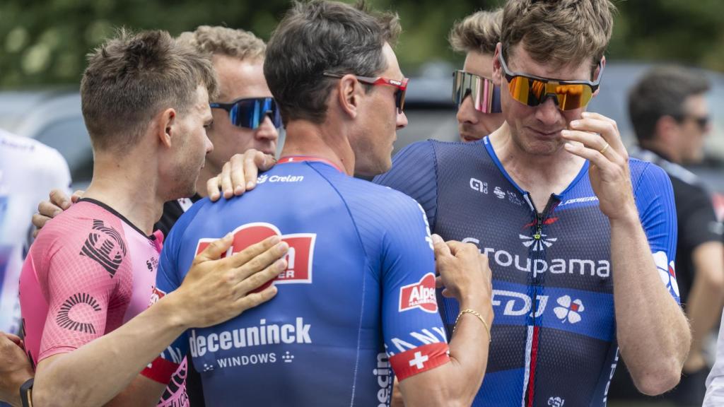 Los suizos Stefan Bissegger, Dillier y Stefan Küng se enteran de la muerte de Gino Mäder.