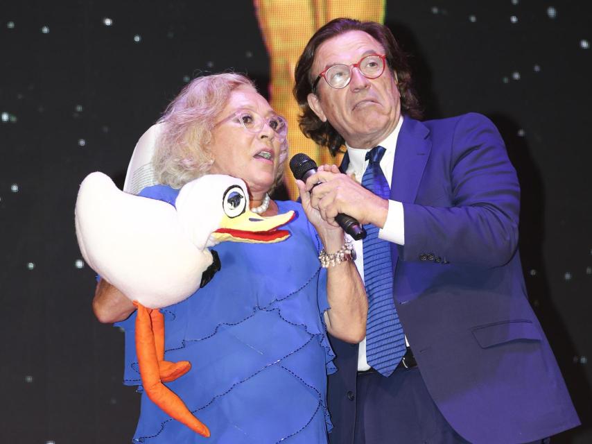 Pepe Navarro y Mari Carmen junto a su muñeco, el pato Nicol.