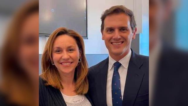 María de los Ángeles Martí Bravo, el último cargo electo de Ciudadanos en la Región de Murcia, junto al que fue fundador del partido naranja, Albert Rivera.