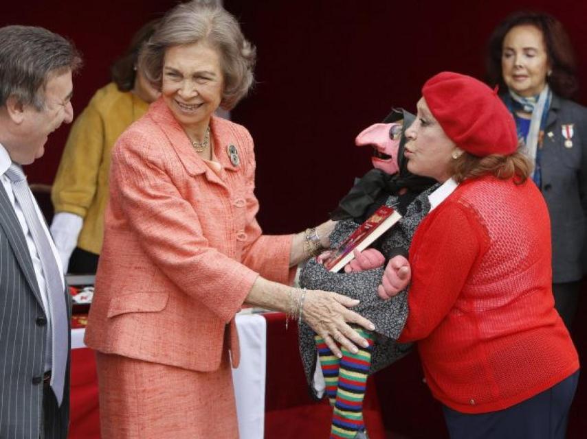 Mari Carmen junto a la reina Sofía, que saluda a Doña Rogelia.