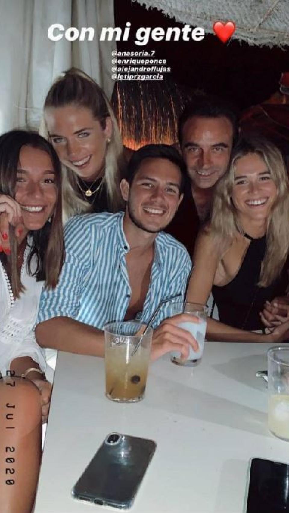 Ana Soria y Enrique Ponce junto al grupo de amigos que se hace llamar 'Los Arrebataos'.