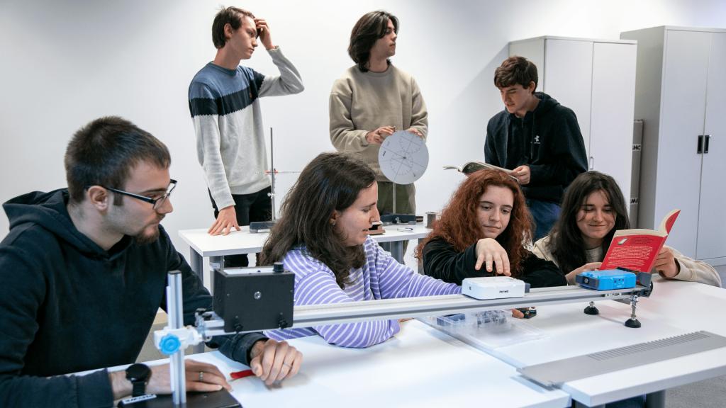 Alumnos en el laboratorio de física de la U-tad.